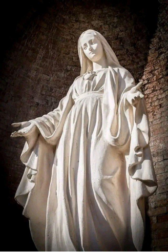 Statuia Fecioarei Maria