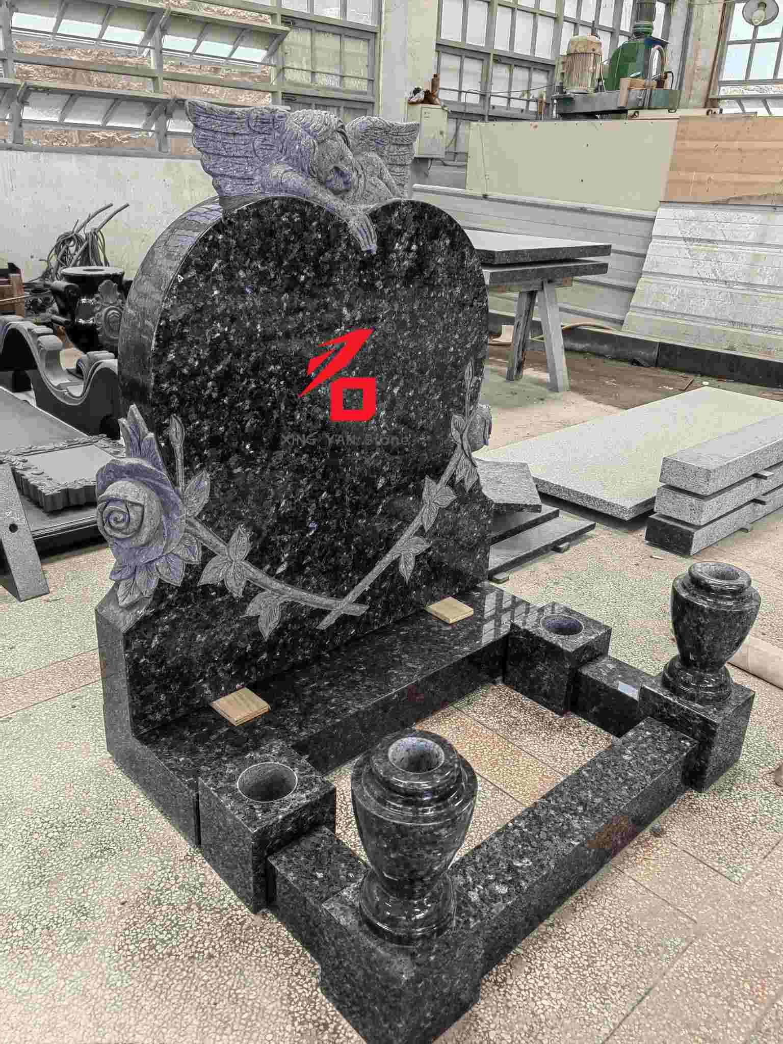 Piatră funerară a îngerului în formă de inimă din granit albastru perlat