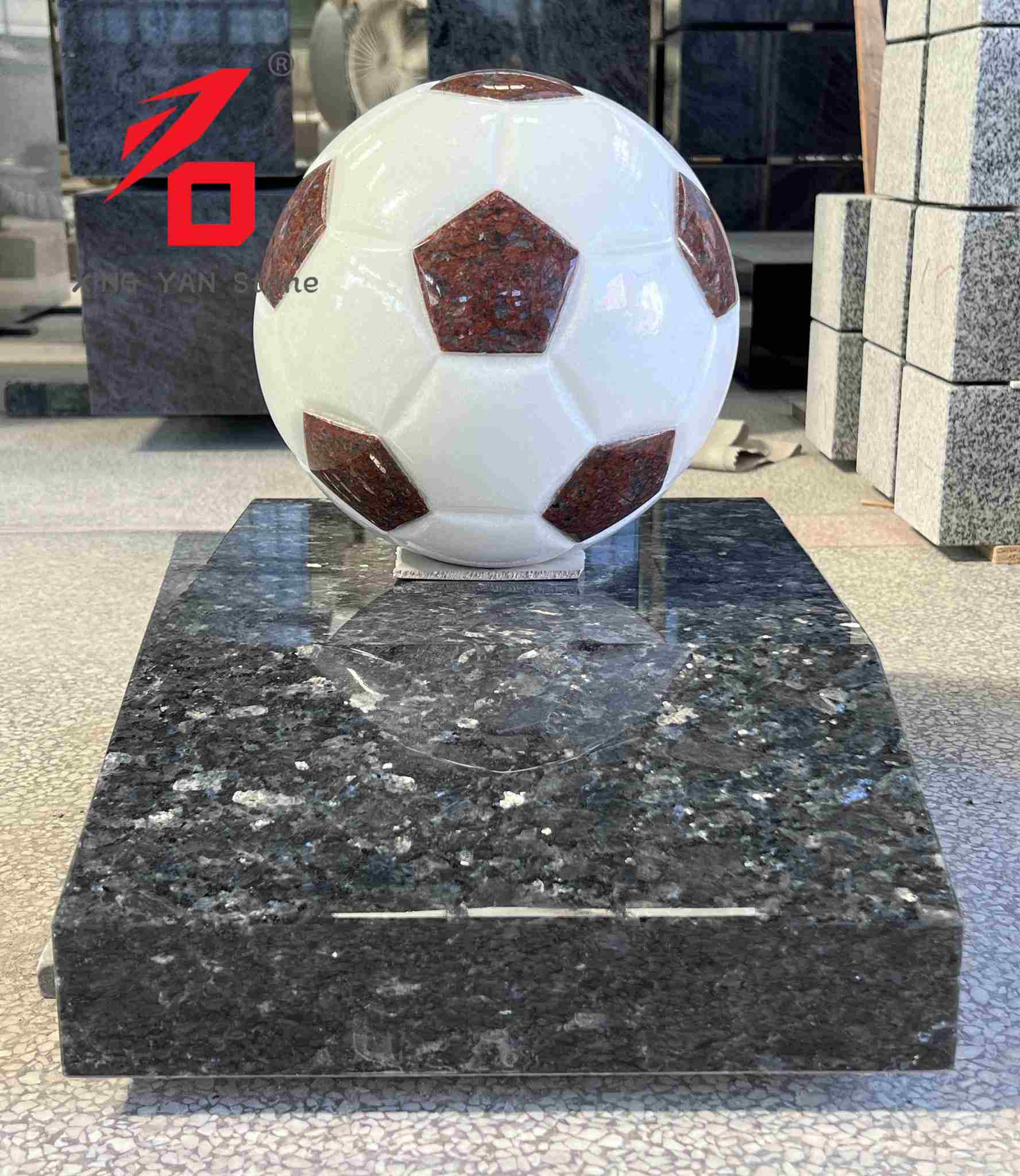 Sculptură de artă din granit în formă de fotbal