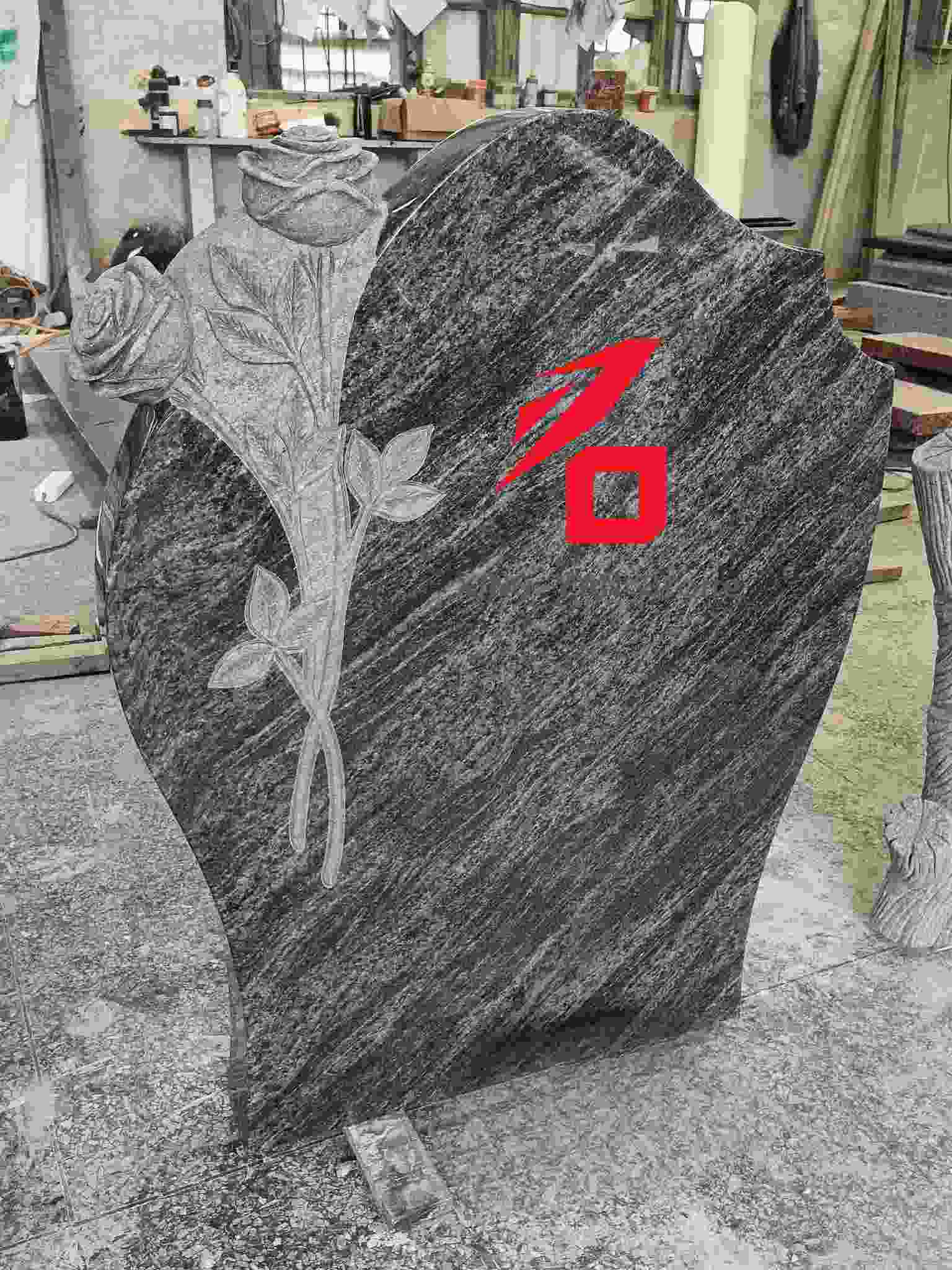 Piatră funerară cu trandafir în formă de inimă