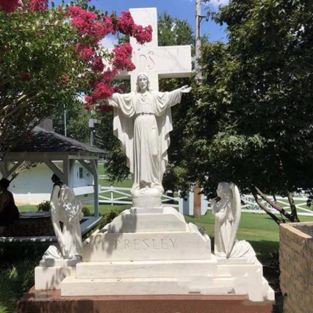 Sculptură cu cruce de marmură a lui Isus și piatră funerară înger