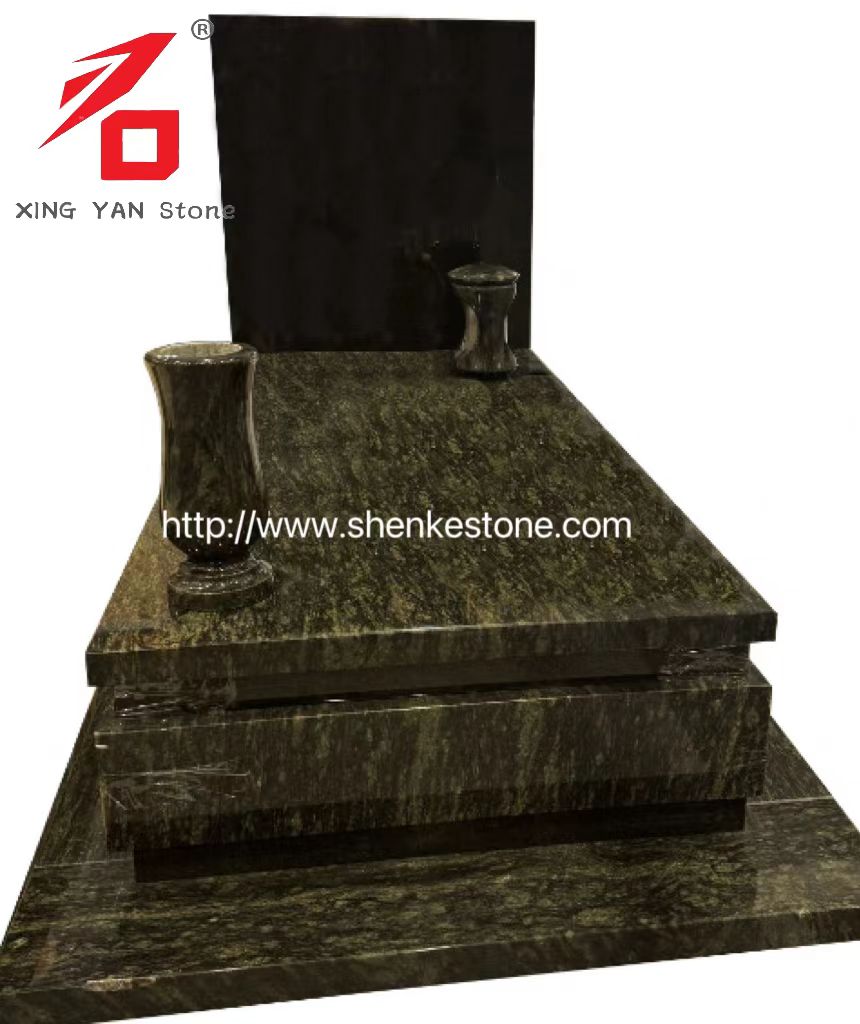 Monument de granit verde de măsline și suportând comprimate, vaze și felinare din piatră neagră