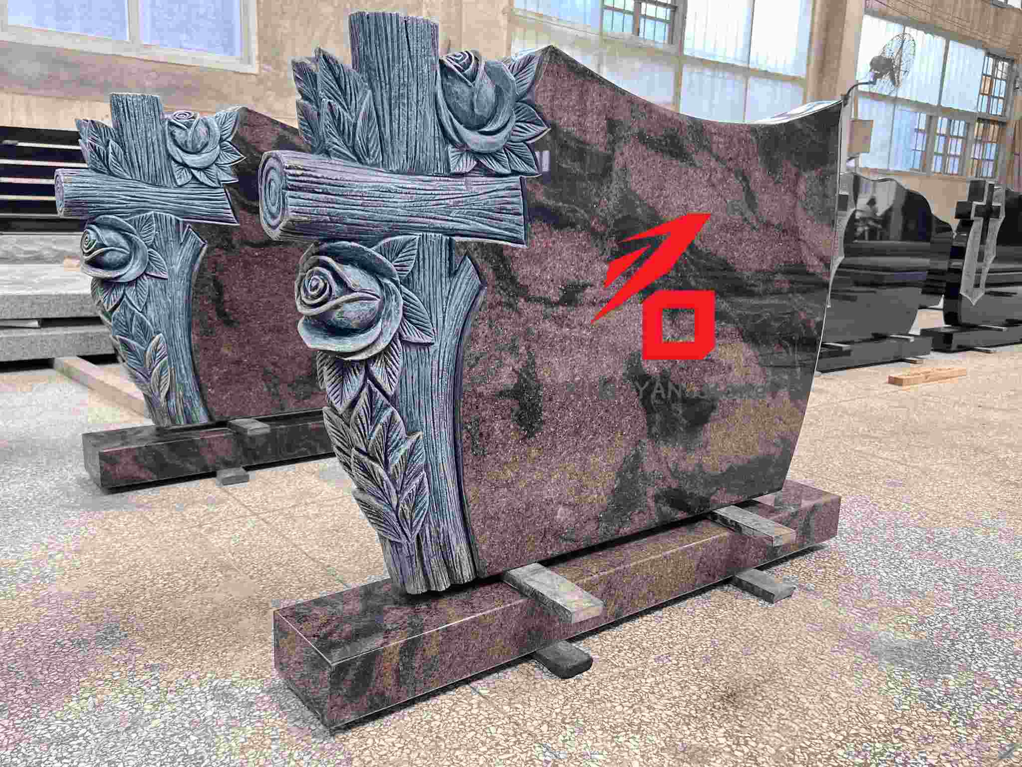 Piatră funerară cu model trandafir și cruce