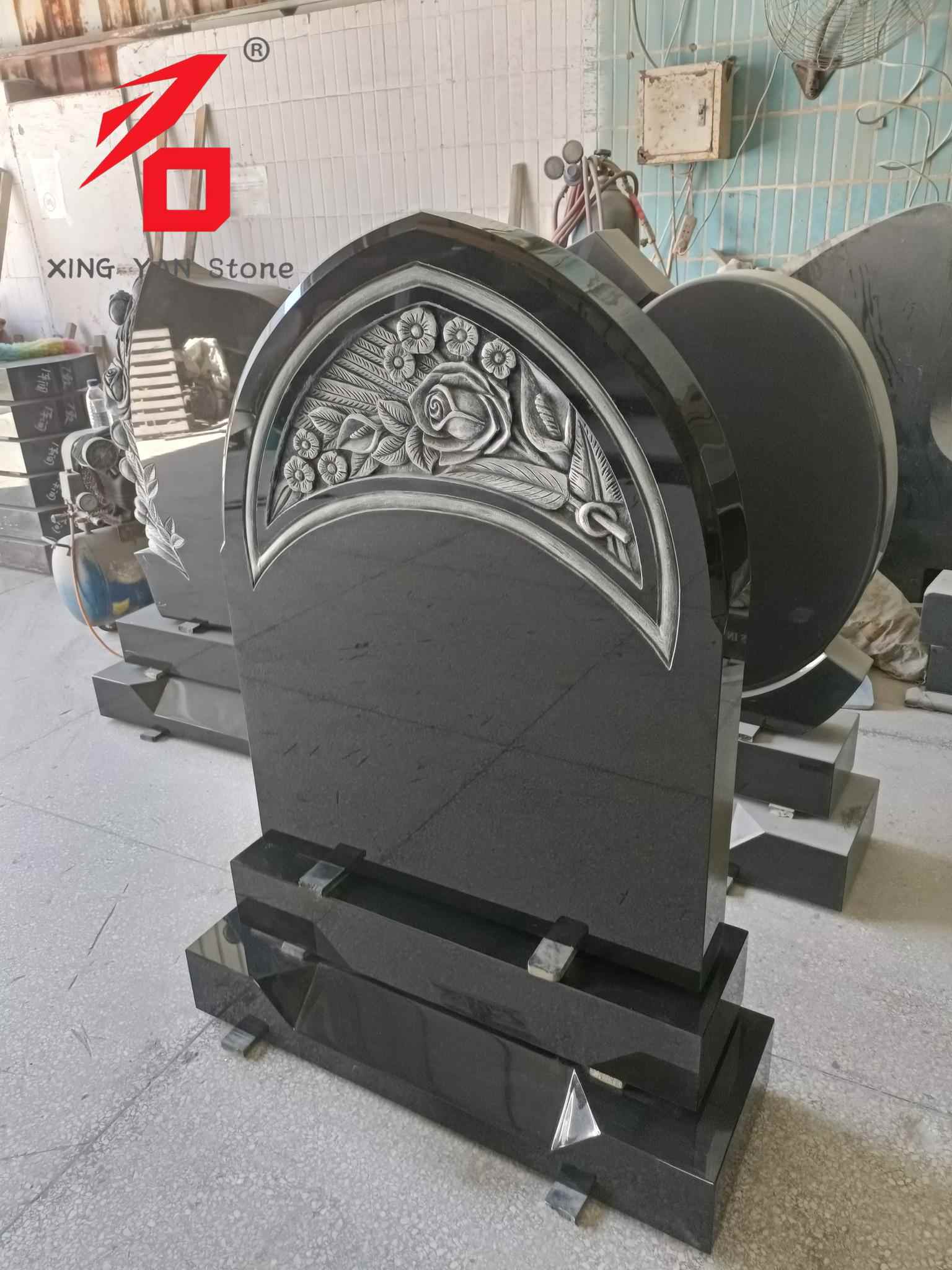 Piatră funerară sculptată în trandafiri, piatră funerară arcuită din granit negru