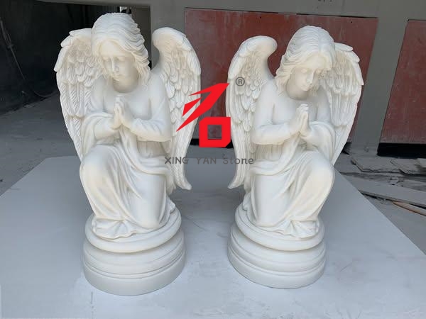 Ornament de sculptură în piatră de înger care se roagă în marmură albă